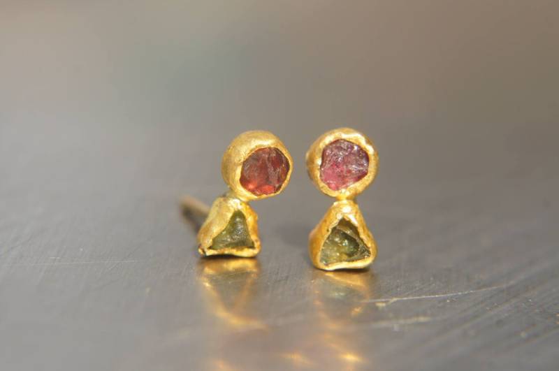 Solide 24K Gold-Turmalin & Granat Ohrstecker -Roher Edelstein - Ohrringe-Ohrstecker-24K Gold Ohrringe-Roher Ohrringe Rohstein Ohrringe von geffenjewelry