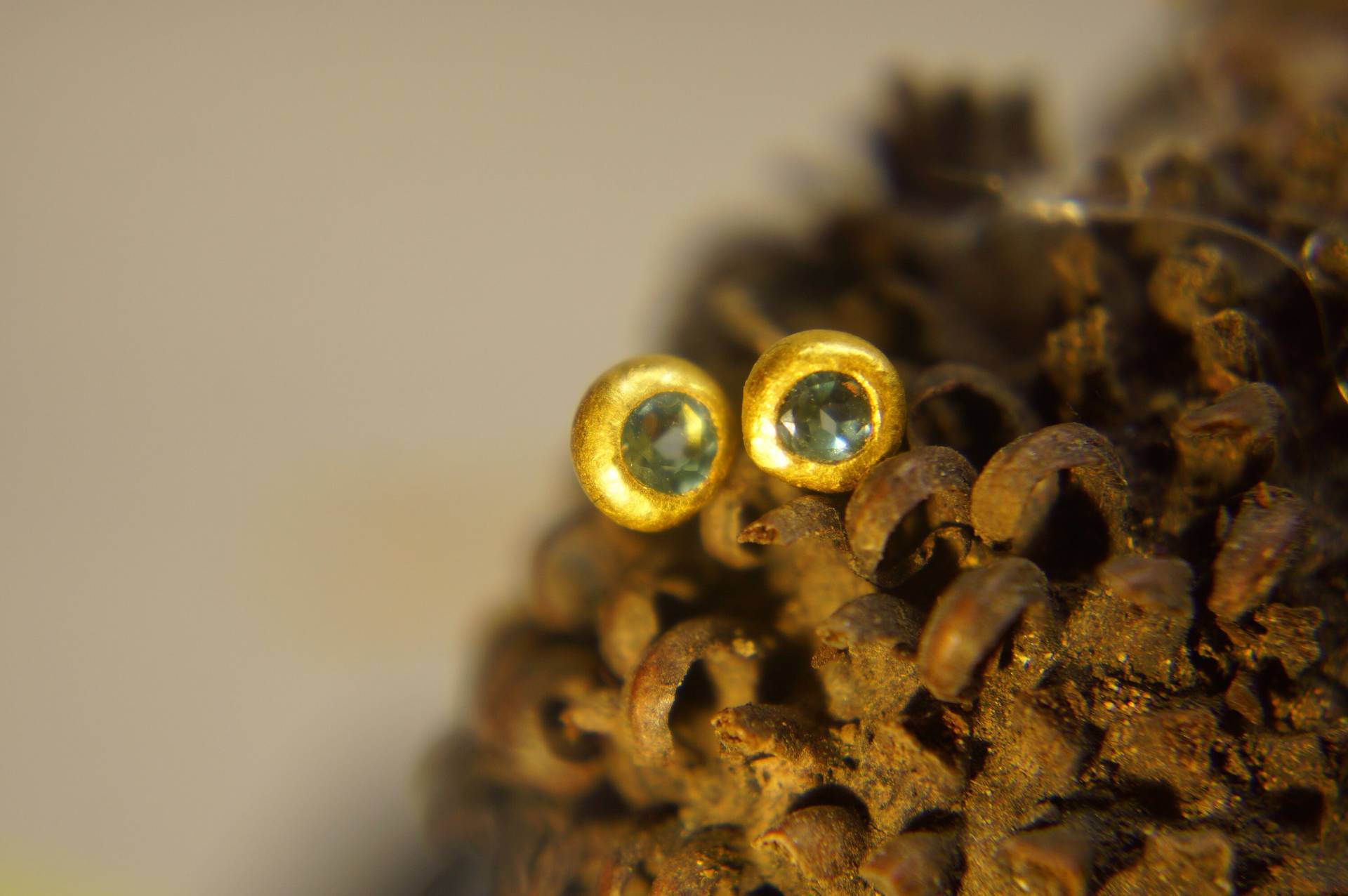 Solide 24K Goldohrringe//Blautopas Ohrringe//24K Gold Ohrstecker// Ohrringe// Mit Stein//Massive Ohrstecker von geffenjewelry