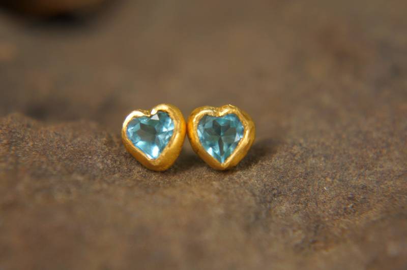 Solide Gold//Blautopas Ohrstecker//Blaue Herz Ohrringe//Gold Ohrstecker//24K Gold Ohrringe//Blaue Herzen Solid Ohrringe von geffenjewelry