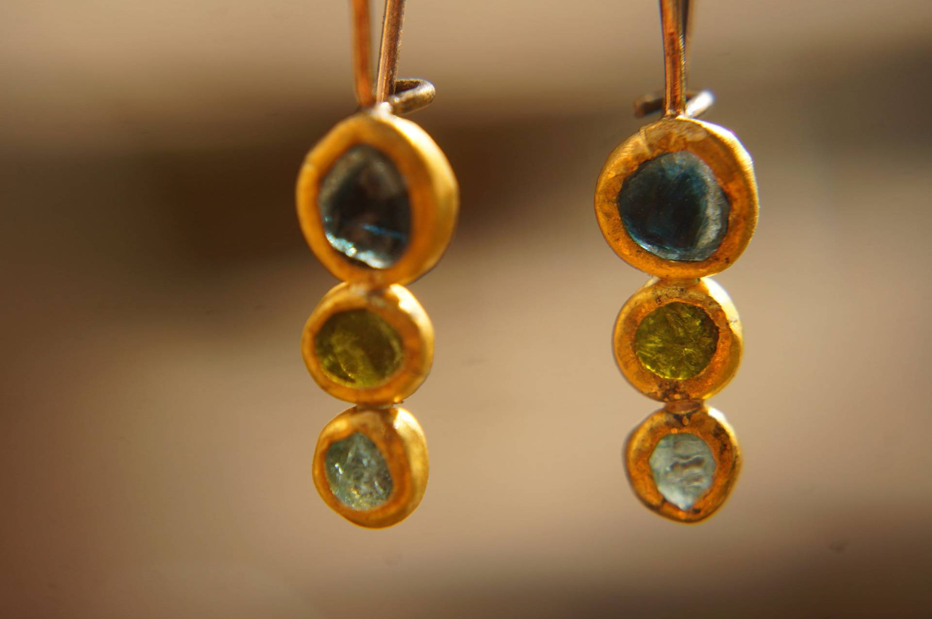 Solide Goldene Ohrringe// Blau Grüne Edelstein 24K Gold Tropfen Frühlingsfarbe Ohrringe//24K von geffenjewelry