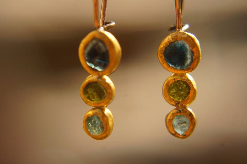 Solide Goldene Ohrringe// Blau Grüne Edelstein 24K Gold Tropfen Frühlingsfarbe Ohrringe//24K von geffenjewelry