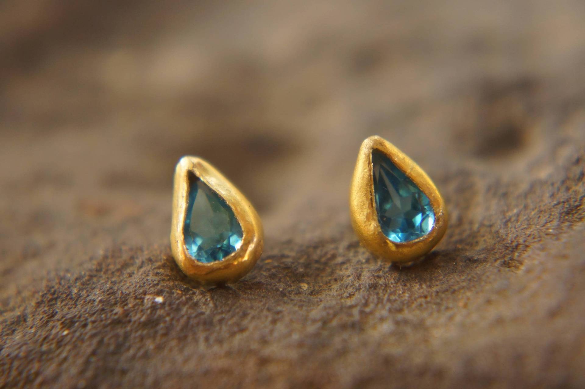 Solide Goldene Tropfen Ohrringe-Blautopas Ohrringe-Gold Ohrstecker-Ohrstecker-22K Ohrringe-Feste Ohrringe - 22K Bolzen Mit Stein-Topas Ohrringe von geffenjewelry