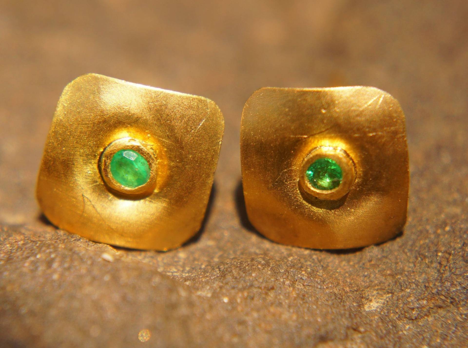 Solides 24K Gold/Grüner Smaragd Ohrstecker Ohrringe Grüner Hand Made von geffenjewelry