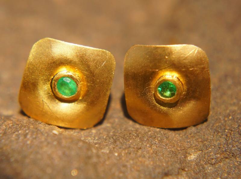 Solides 24K Gold/Grüner Smaragd Ohrstecker Ohrringe Grüner Hand Made von geffenjewelry