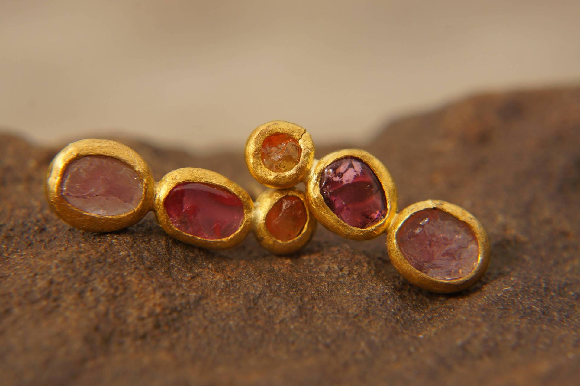 Solides 24K Gold//Orange Saphir Rot & Rosa Turmalin Ohrstecker //Edelstein //24K Gold Ohrringe//Rohe Edelstein Ohrringe//Handgefertigte von geffenjewelry