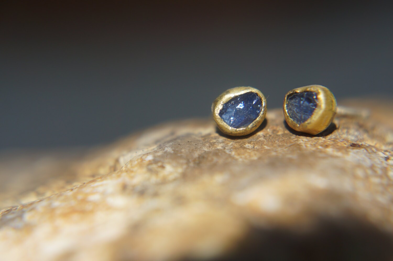 Solides 24K Gold - Rohe Blaue Saphir Ohrringe-Ohrstecker Ohrringe-22K Ohrringe- Blaue Ohrstecker von geffenjewelry