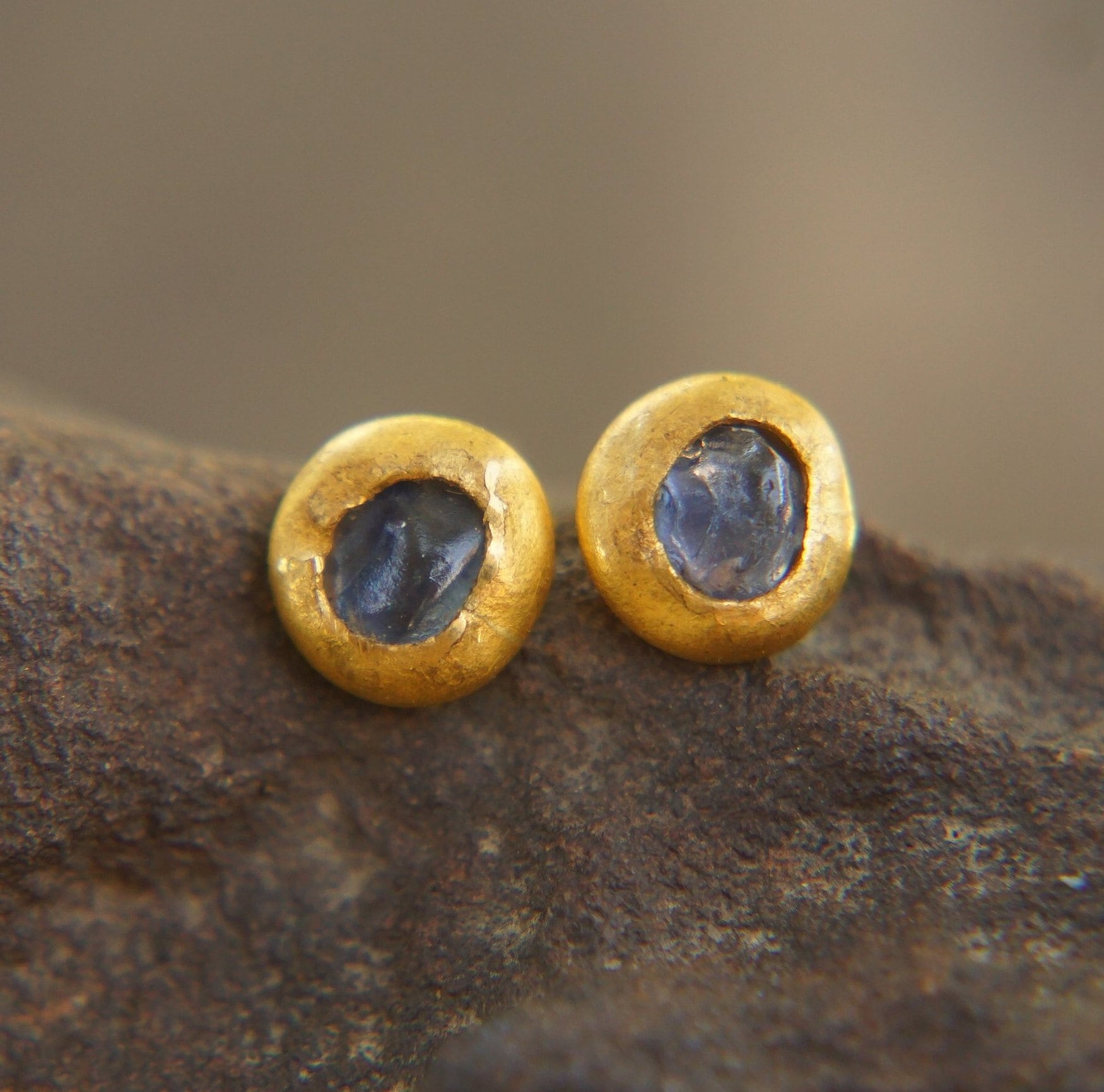 Solides Gold 22K - Roher Saphir Ohrstecker - Raue Blauer Ohrringe-Ohrstecker-22K Ohrringe-Rohe Blaue Ohrringe von geffenjewelry