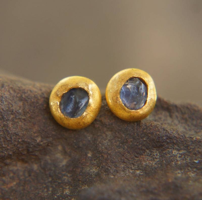 Solides Gold 22K - Roher Saphir Ohrstecker - Raue Blauer Ohrringe-Ohrstecker-22K Ohrringe-Rohe Blaue Ohrringe von geffenjewelry