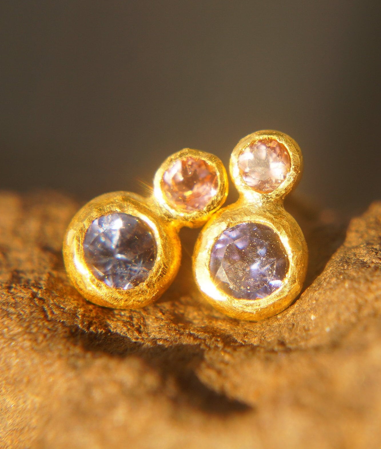 Tansanit Ohrstecker // 24 Karat Einzelstück Gold Ohrringe Rustikaler von geffenjewelry