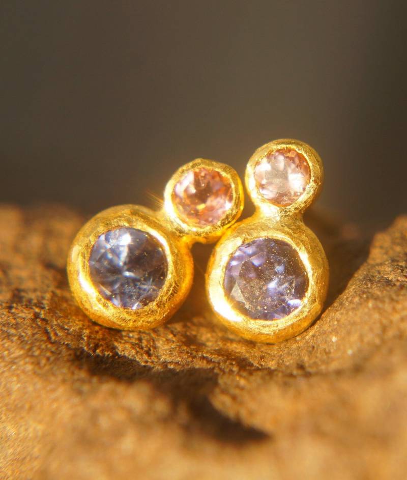 Tansanit Ohrstecker // 24 Karat Einzelstück Gold Ohrringe Rustikaler von geffenjewelry