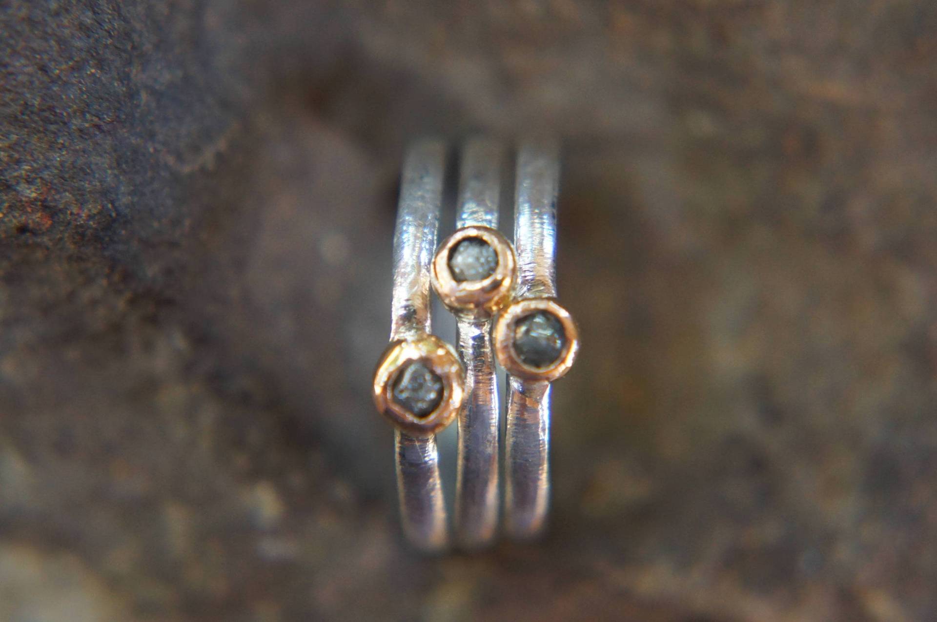 Zwei Rohdiamant Ring-Rose Gold Stapeln Ring-Stacking Ringe Set-Engagement Ring-Roh-Diamant Ring-Alternative Diamant-Weiß-Diamant-Ring von geffenjewelry