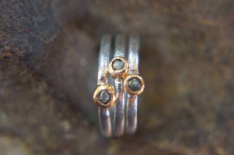 Zwei Rohdiamant Ring-Rose Gold Stapeln Ring-Stacking Ringe Set-Engagement Ring-Roh-Diamant Ring-Alternative Diamant-Weiß-Diamant-Ring von geffenjewelry