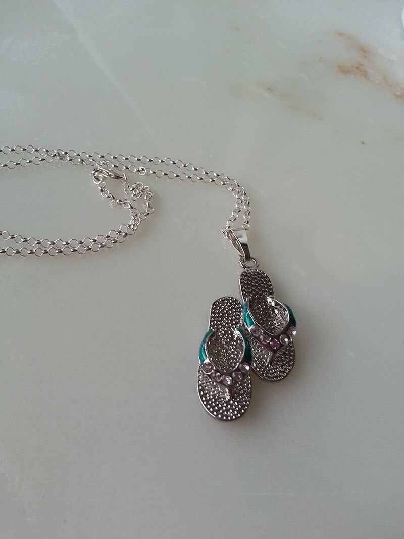 Silber Fertigen Flip Flop Anhänger Mit Sterling Kette Gefüllt Silber Fertigen Flip Flop Anhänger Mit Sterling Kette Gefüllt von gemaliciousboutique