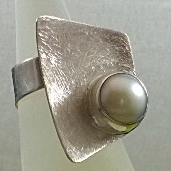 Handgeschmiedeter 925 Sterling Silber Ring Mit Zuchtperle Handgeschmiedeter 925 Sterling Silber Ring Mit Zuchtperle von gemaray
