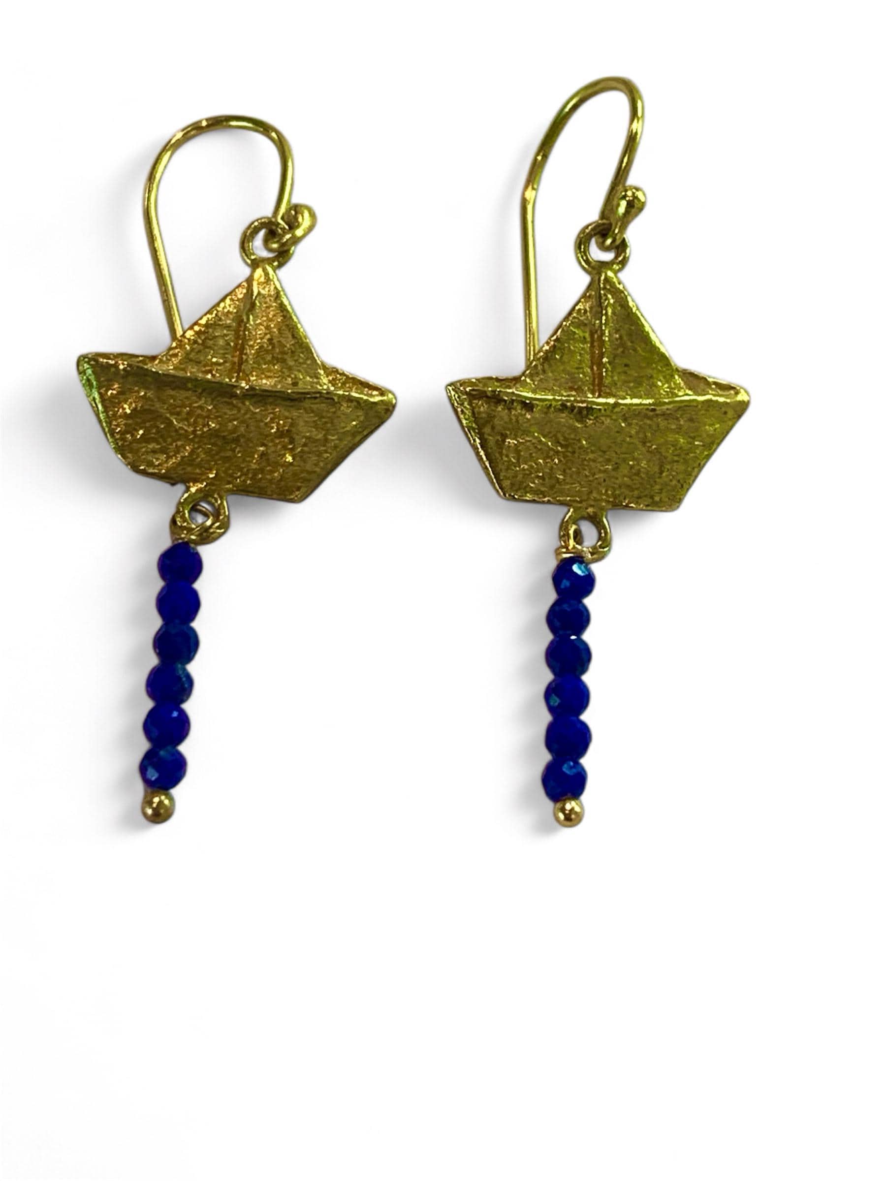 Ohrringe in Form Von Papierbooten, Vergoldet Und Mit Lapislazuli Verziert. Papierbooten. Vergoldete Silberohrringe von gemmaferran