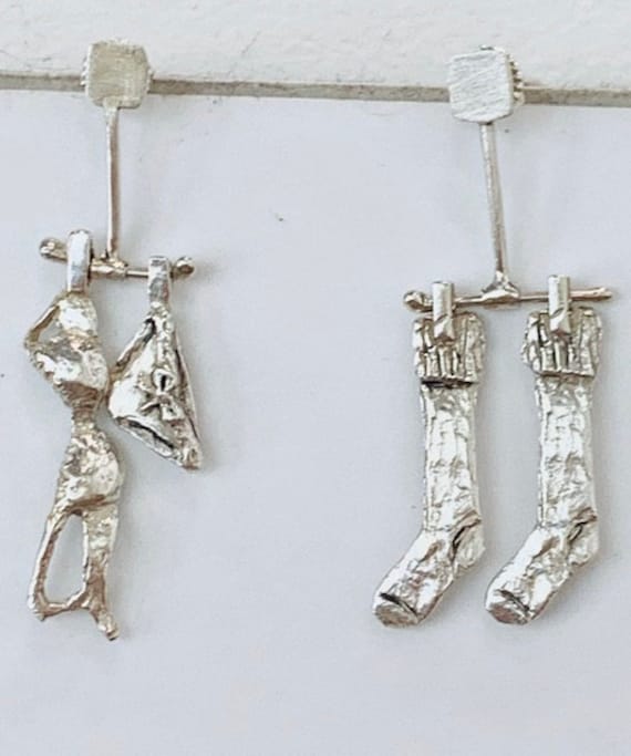 Silberne Unterwäsche-Ohrringe. Ohrringe, Unterwäsche Und Socken. Wäscheleinen-Ohrringe von gemmaferran