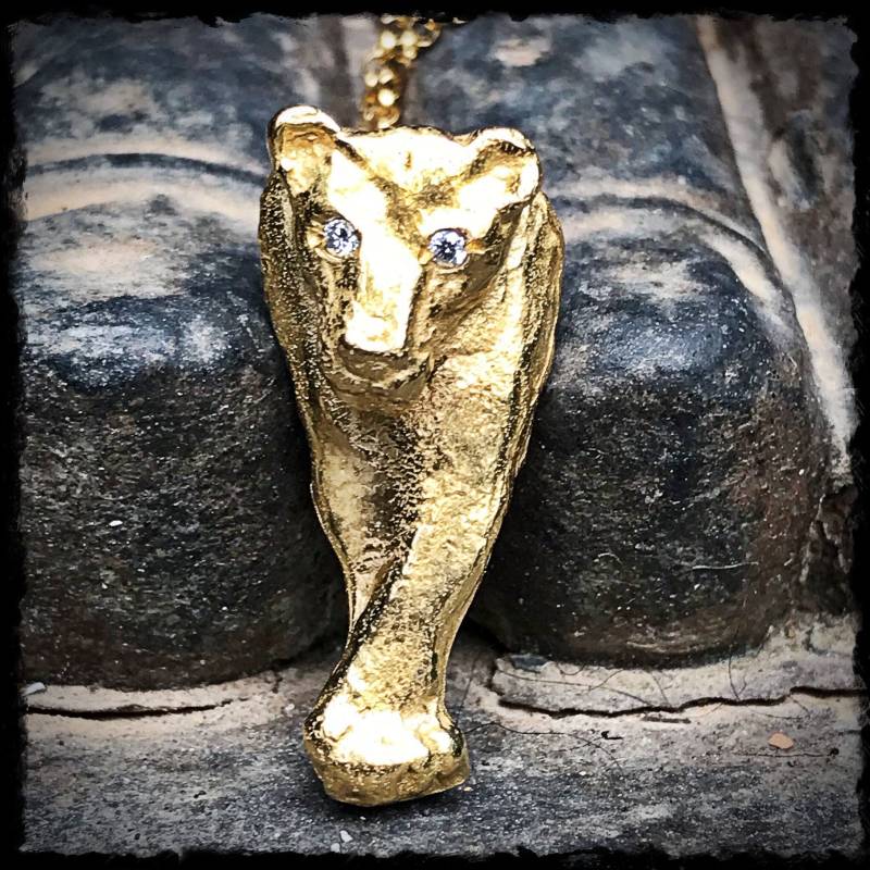 Silberner Löwin-Anhänger Mit Goldplattierung Und Diamanten. Vorderansicht Des Löwin-Anhängers. Löwin-Anhänger von gemmaferran