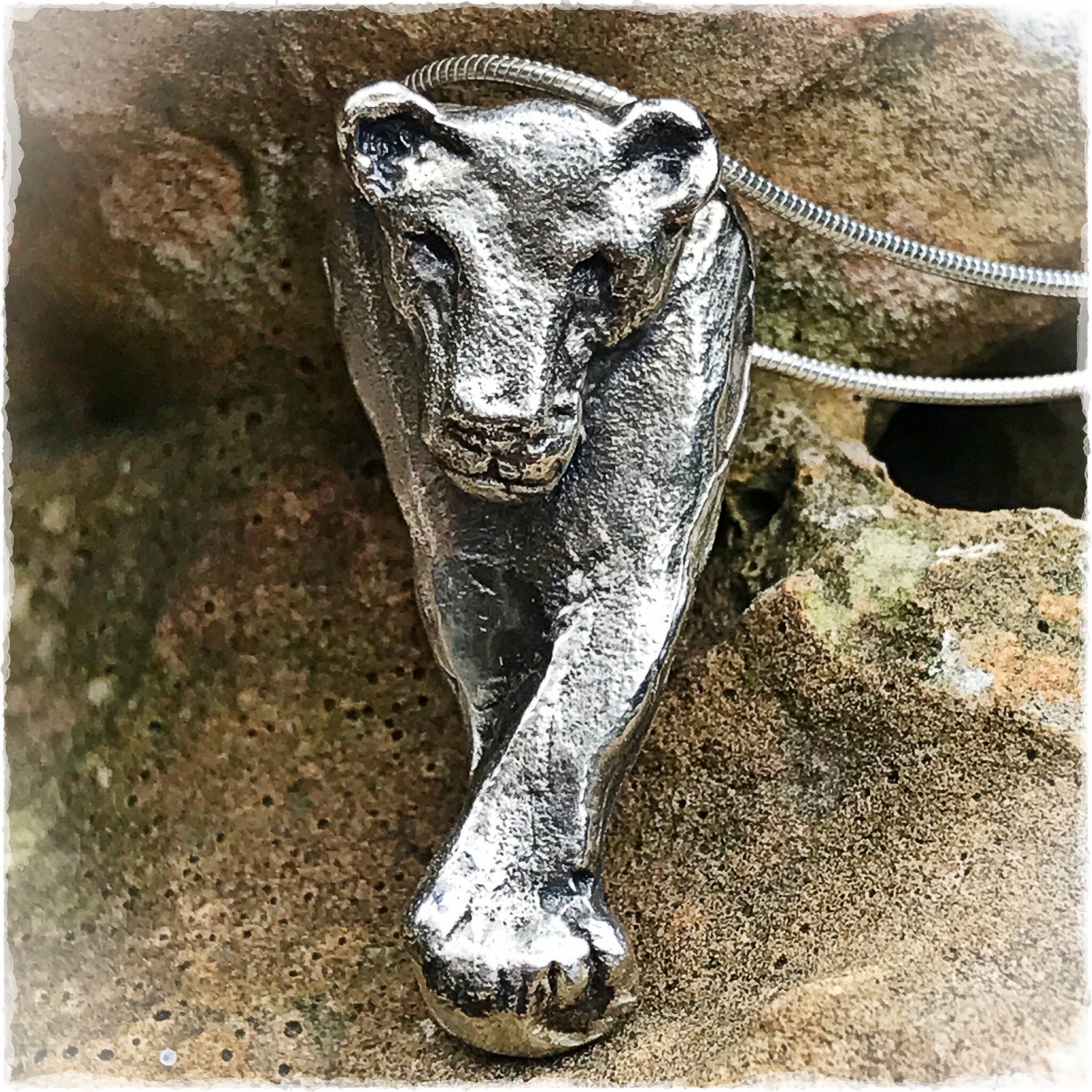 Silberner Löwin-Anhänger Von Vorne Gesehen. Silberne Löwin-Halskette, Vorderansicht. Löwin von gemmaferran