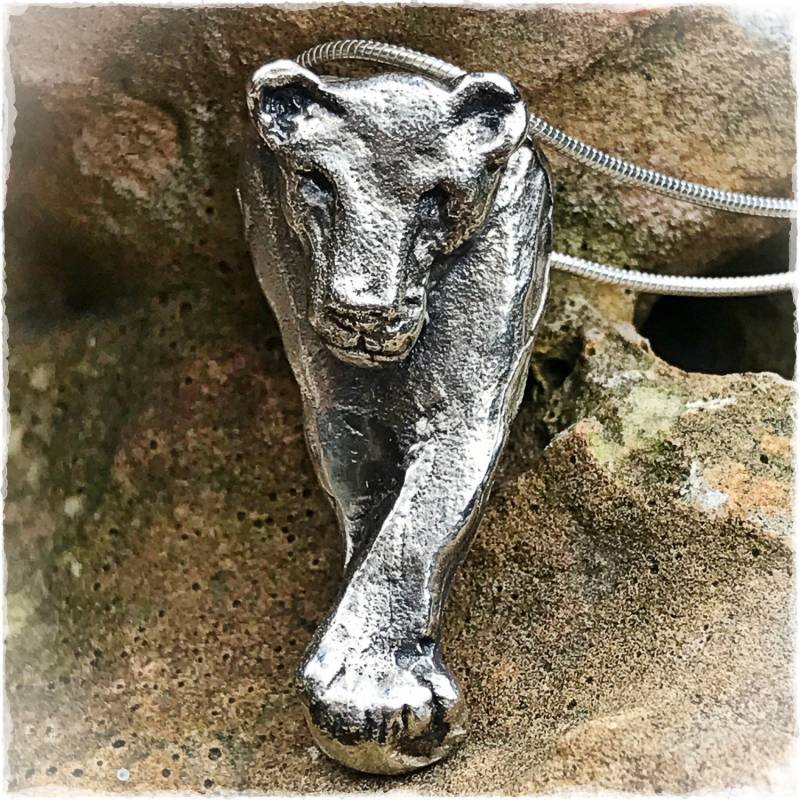 Silberner Löwin-Anhänger Von Vorne Gesehen. Silberne Löwin-Halskette, Vorderansicht. Löwin von gemmaferran