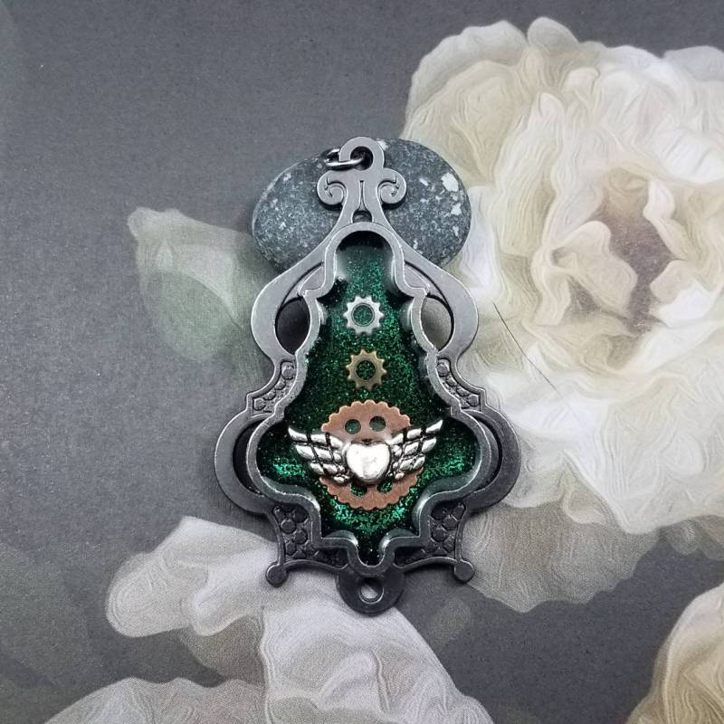 Ausgefallene Steampunk Geflügelte Herz-Anhänger Mit Zahnrädern Auf Grün Ausgefallene Steampunk Geflügelte Herz-Anhänger Mit Zahnrädern Auf Grün von gemmageluz