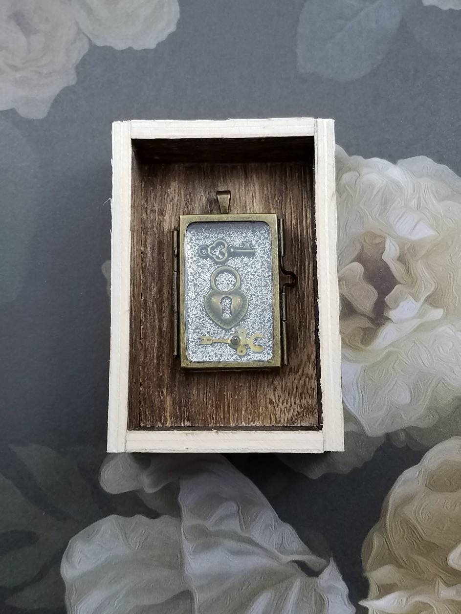 steampunk Rechteckiges Medaillon Anhänger Mit Schlüssel, Herz Und Vintage-Uhrenteil - Set in Ice Harz | Bronze Farbe von gemmageluz