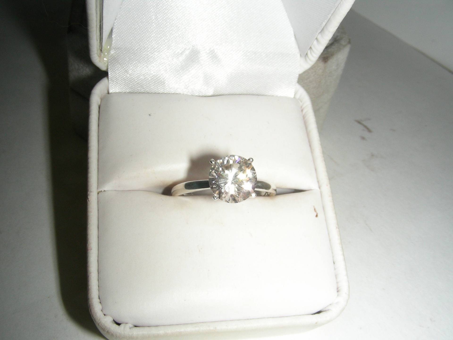 Großer, Funkelnd, Zirkonia Edelstein in Solitär Sterling Silber Ring Gr. 7 3/4 Großer, Funkelnd, Zirkonia Edelstein in Solitär Sterling Silber Ring Gr. 7 3/4 von gemnut1171