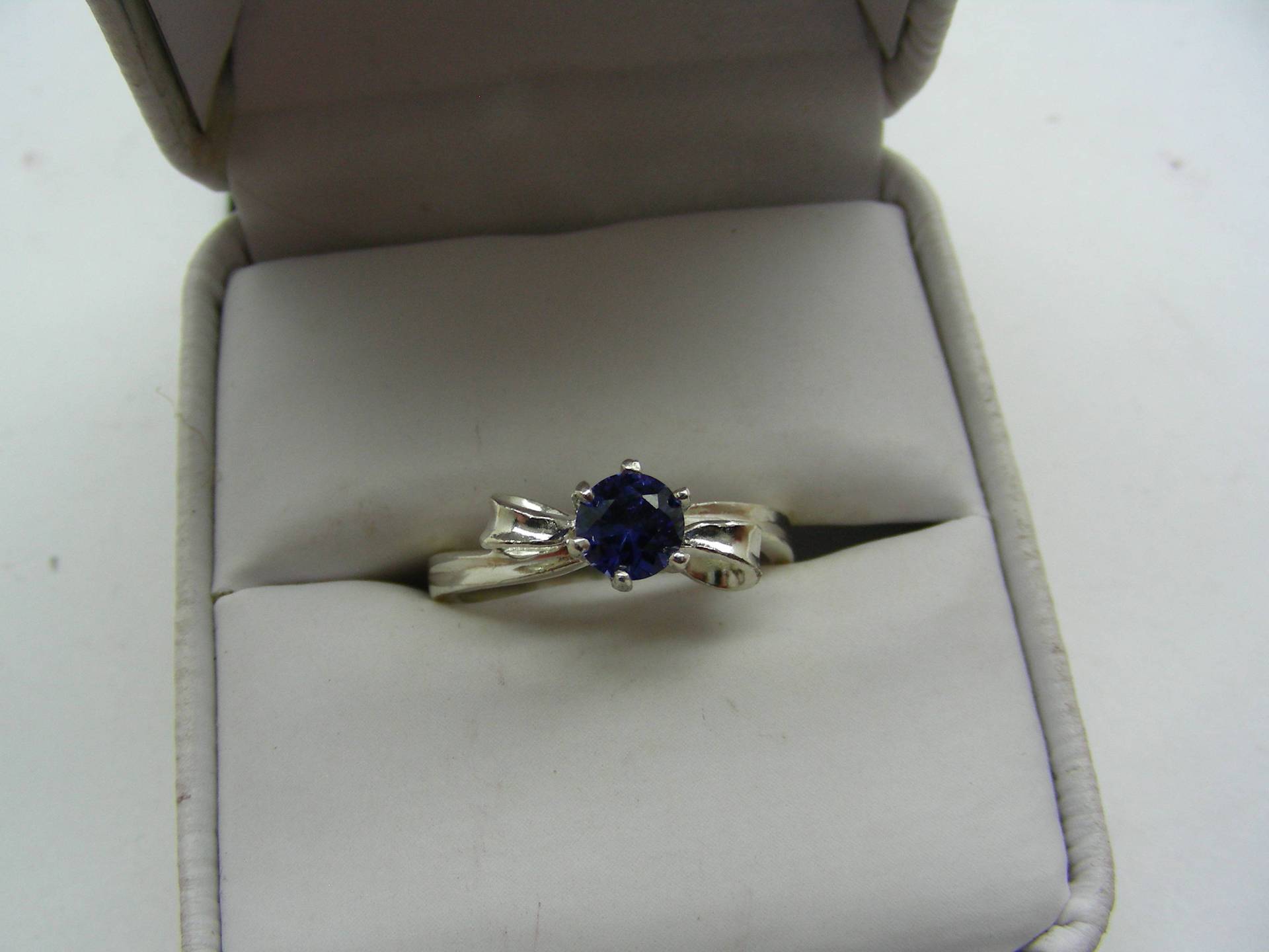 Labor Erstellt Saphir Runde in Sterling Silber Ring Labor Erstellt Saphir Runde in Sterling Silber Ring von gemnut1171