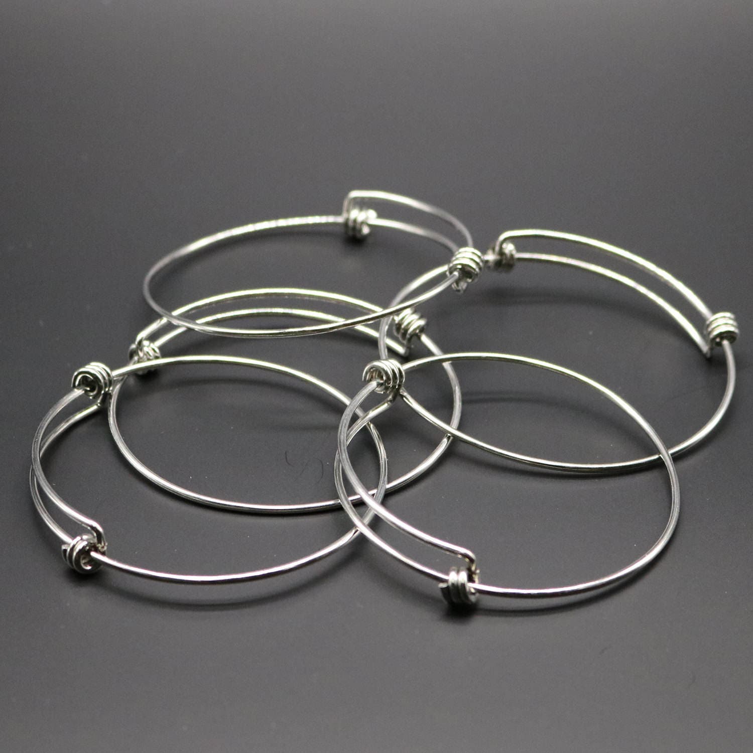 5 Erweiterbare Armreifen Aus Edelstahl - 65 Mm 5 Erweiterbare Armreifen Aus Edelstahl - 65 Mm von gemplus24