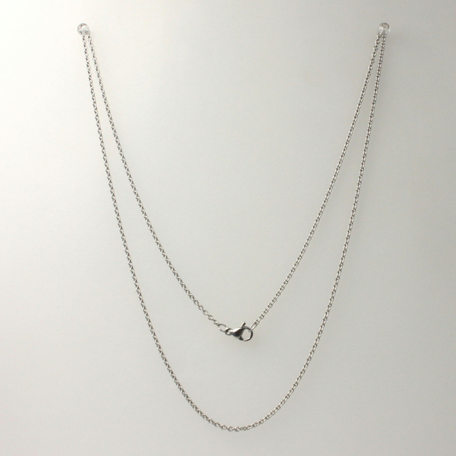 Zierliche Flachbandkette Aus Edelstahl Mit Karabinerverschluss Zierliche Flachbandkette Aus Edelstahl Mit Karabinerverschluss von gemplus24