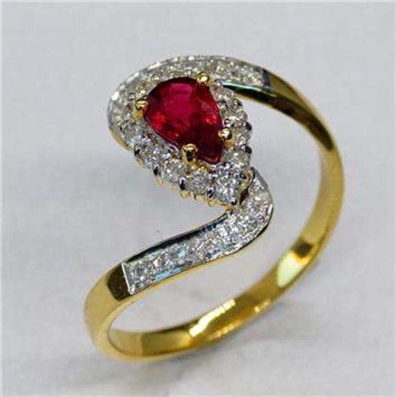 Atemberaubender Gelbgold 22K Natürlicher Rubin Birne 0.78 Cts Diamanten Halo Ring Atemberaubender Gelbgold 22K Natürlicher Rubin Birne 0.78 Cts Diamanten Halo Ring von gems2u4ever