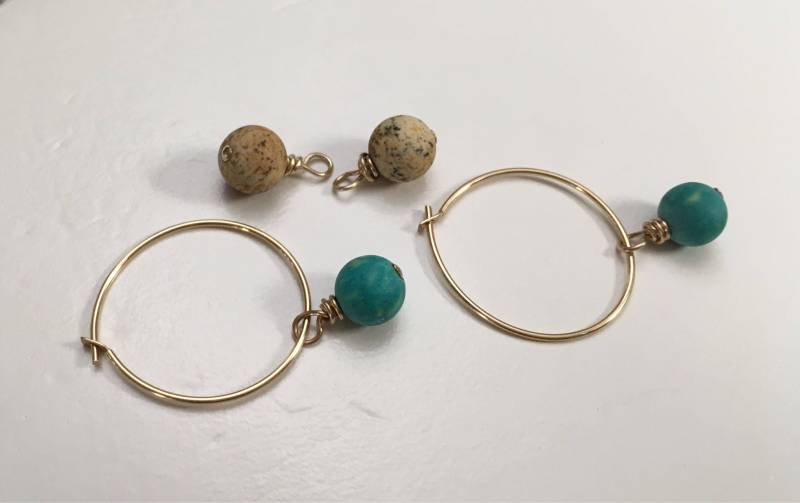 3-In-1 Austauschbare Hoop Ohrringe Halbedelstein Perlen Beige Türkis Braun Bilder Jaspis 14K Gold Filled 3-In-1 Austauschbare Hoop Ohrringe Halbedelstein Perlen Beige Türkis Braun Bilder Jaspis 14K Gold Filled von gemsbytheshore
