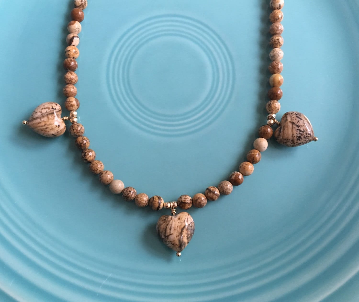 Bild Jaspis Halskette, Drei Herzen 14K Gf, Perlen Beige Braun Anhänger Halskette Halbedelstein Valentine Bild Jaspis Halskette, Drei Herzen 14K Gf, Perlen Beige Braun Anhänger Halskette Halbedelstein Valentine von gemsbytheshore