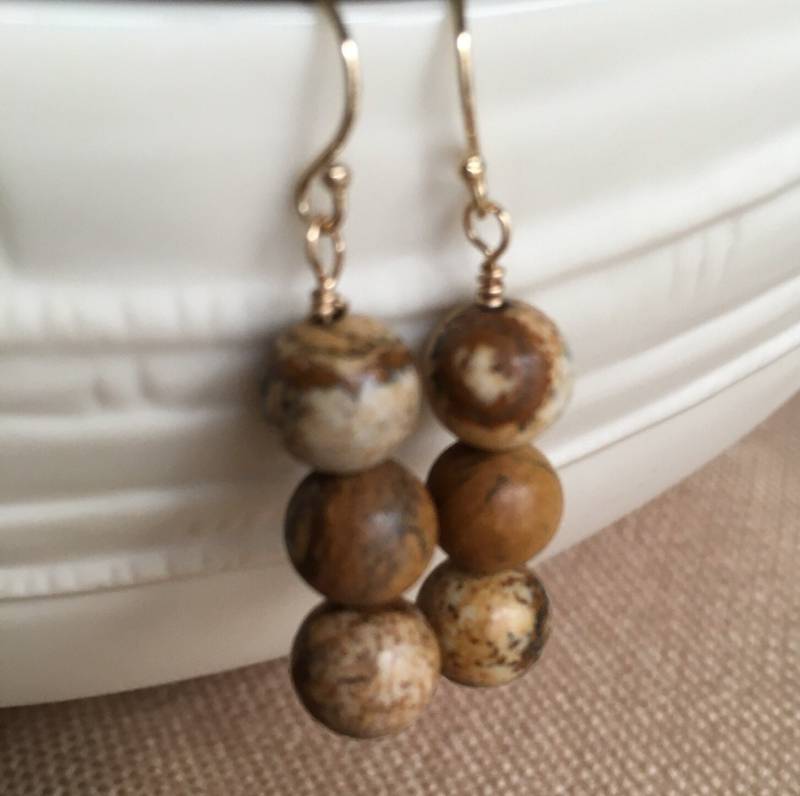 Bild Jaspis Ohrringe, 14K Gf, Halbedelstein, Drei Perlen Braune Hellbraun Beige Baumeln Strand Ohrringe Bild Jaspis Ohrringe, 14K Gf, Halbedelstein, Drei Perlen Braune Hellbraun Beige Baumeln Strand Ohrringe von gemsbytheshore