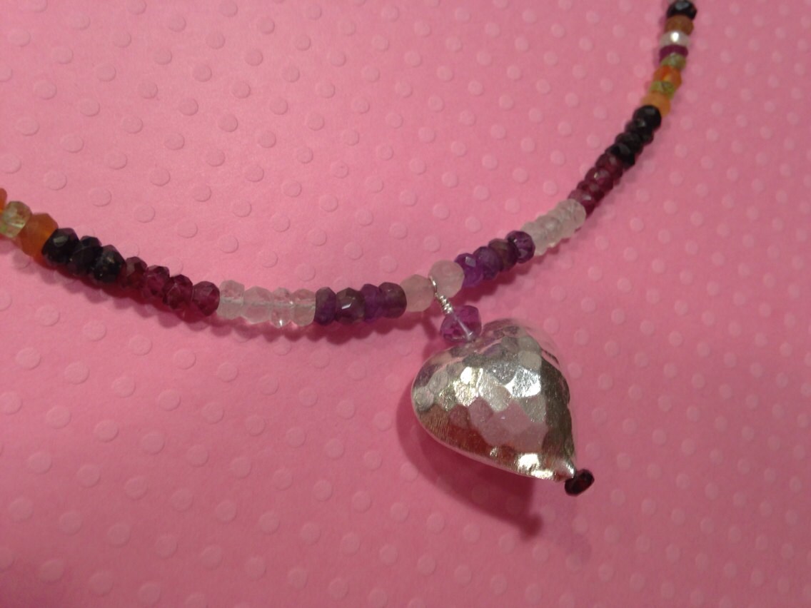 Feinsilber Herz Anhänger Halskette Halbedelstein Multicolor Regenbogen Farben Sterling Silber Valentines Geschenk Statement von gemsbytheshore