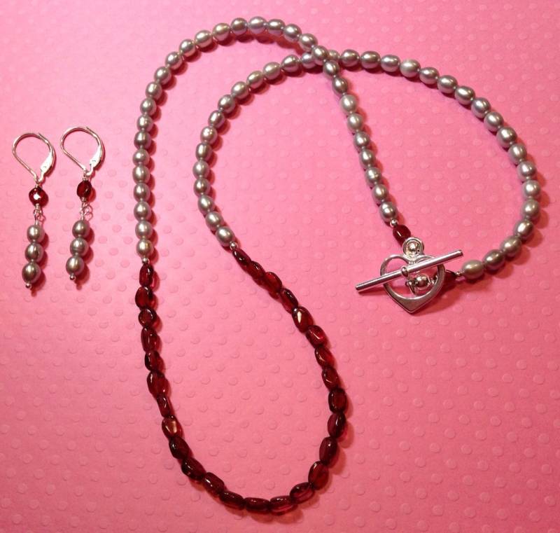 Herz Toggle Halskette Sterling Silber Echte Rot Granat Grau Süßwasser Perle Januar Birthstone Valentines Day von gemsbytheshore