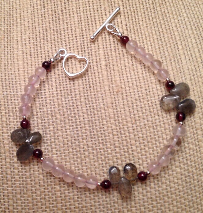 Herz Toggle Verschluss, Granat Edelstein Armband, Labradorit Rosenquarz Sterling Silber, Grau Blush Rosa Perlen Armband von gemsbytheshore