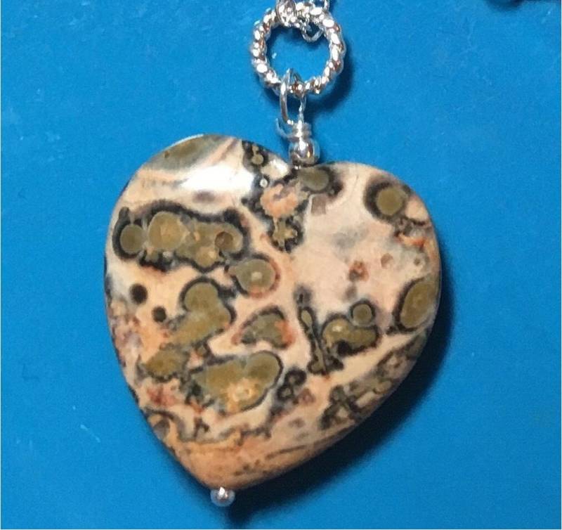 Leopard Jaspis Herz Halskette, Halbedelstein Sterling Silber Kette, Anhänger, Tan Brown Muster Valentine Love von gemsbytheshore