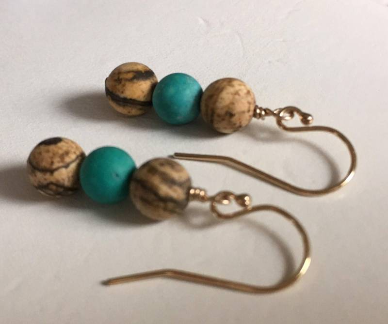 Matte Bilder Jaspis Ohrringe, Echte Türkis Halbedelsteine 14K Gold Filled Tan Brown Trios Perlen Ohrring Baumeln Matte Bilder Jaspis Ohrringe, Echte Türkis Halbedelsteine 14K Gold Filled Tan Brown Trios Perlen Ohrring Baumeln von gemsbytheshore