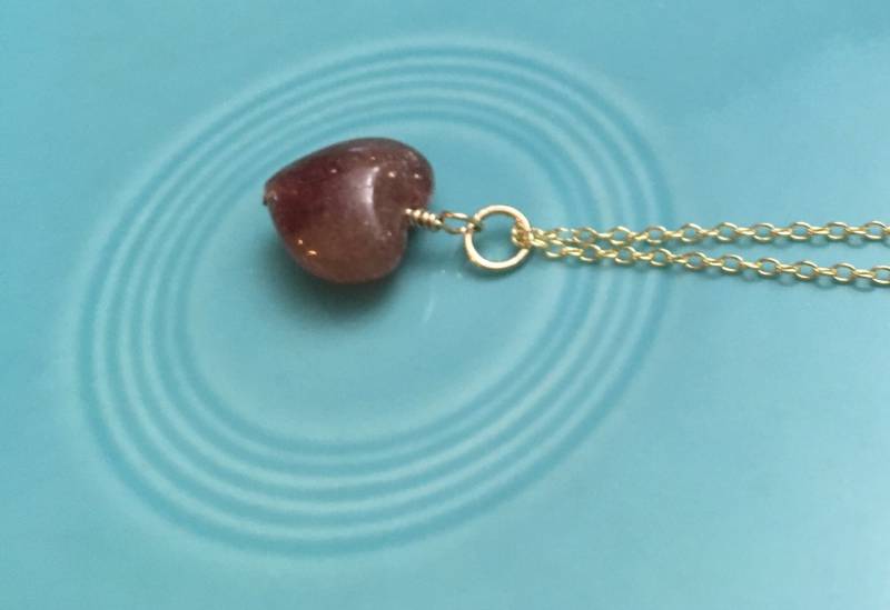 Seltener Roter Stern Halbedelstein-Herz-Anhänger-Halskette Erdbeerquarz-Herz-Halskette 14K Gf Kettenhalskette Minimaler Valentinstag Geschenk von gemsbytheshore