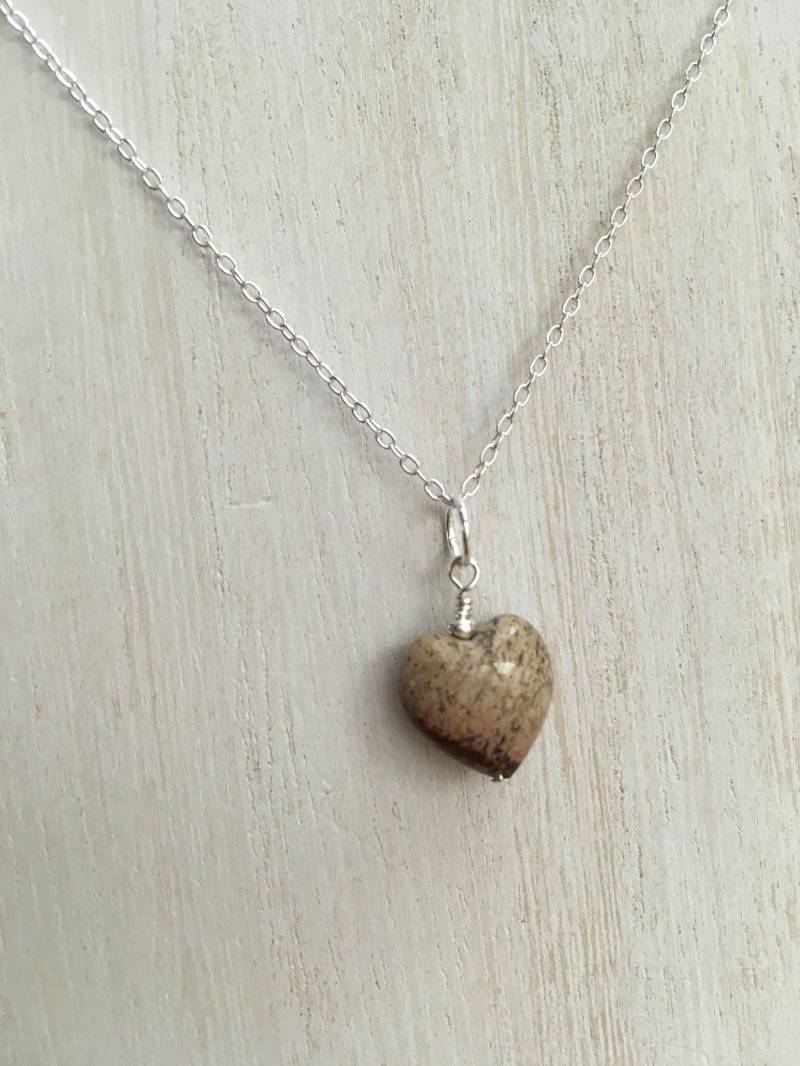 Tan Taupe Braun Bild Jaspis Herz Halskette Halbedelstein Anhänger Sterling Silber Kette Beige Minimalist Valentinstag Tan Taupe Braun Bild Jaspis Herz Halskette Halbedelstein Anhänger Sterling Silber Kette Beige Minimalist Valentinstag von gemsbytheshore