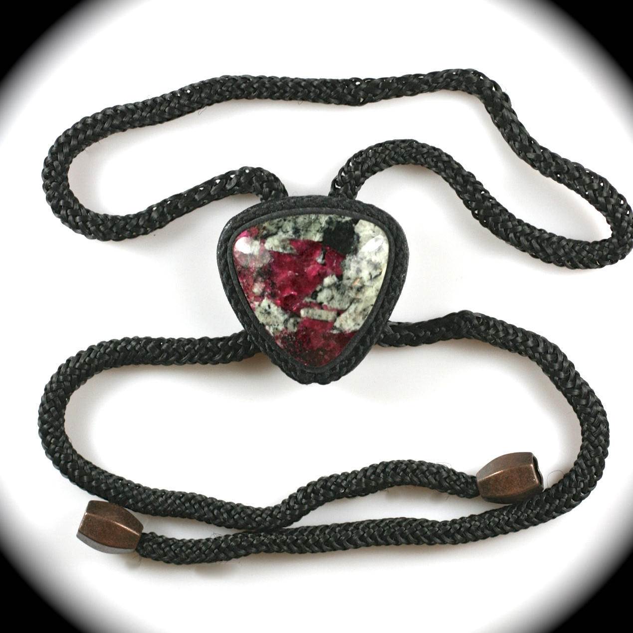 Eudialyt Und Leder Bolo Krawatte Für Männer von gemsjewelryshop