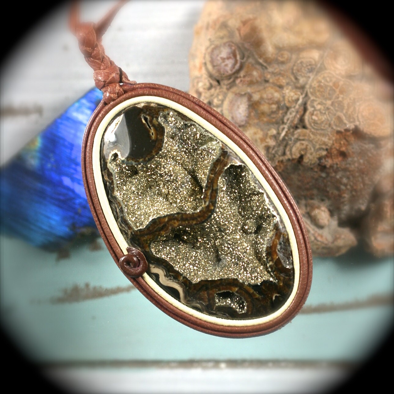 Simbircite Pyritized Ammonite Druzy Leder Halskette 72x45mm von gemsjewelryshop
