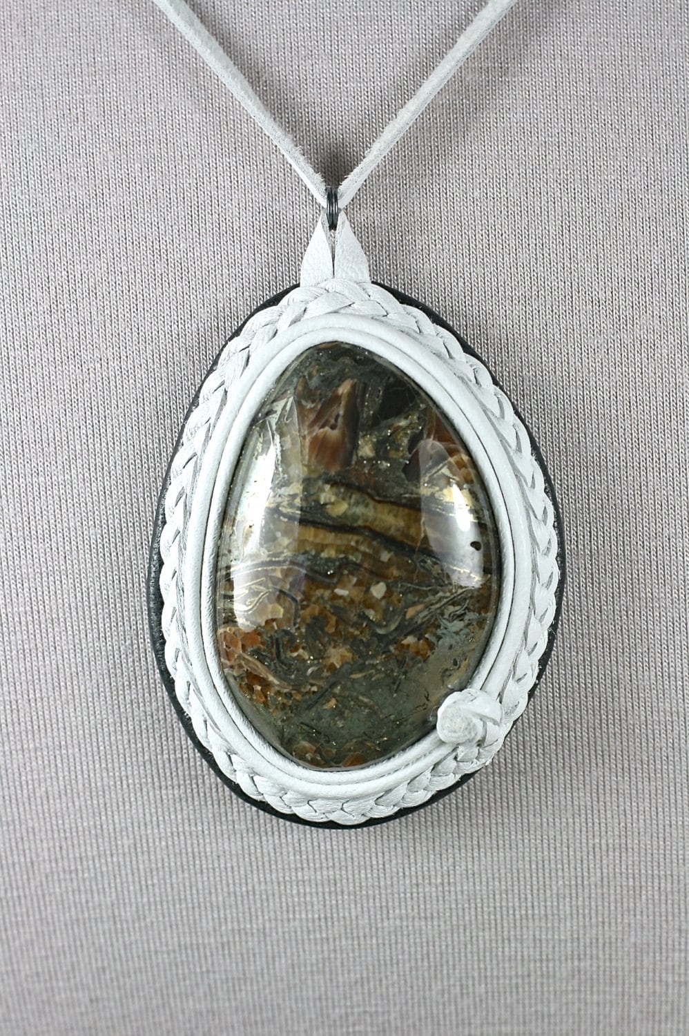Simbircite Und Leder Handgefertigte Anhänger 61x45mm von gemsjewelryshop