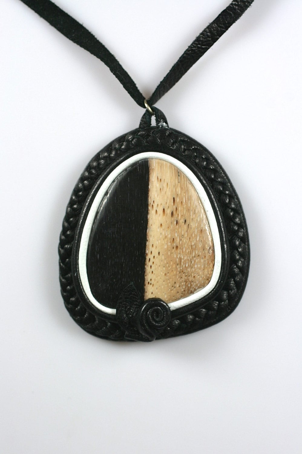 Versteinertes Holz in Lederanhänger 55x50mm von gemsjewelryshop