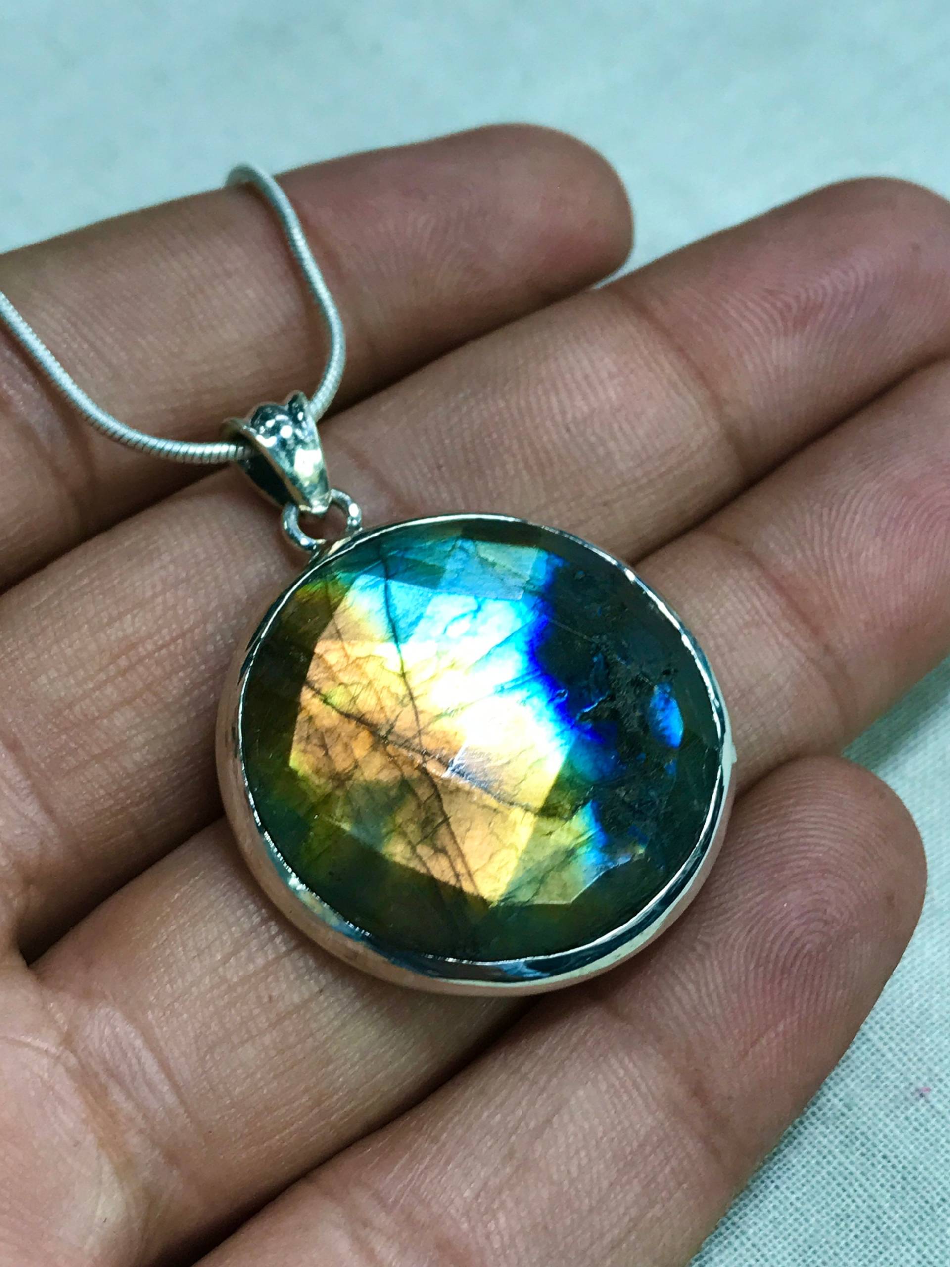 Labradorit Anhänger Erstaunliche Edelsteine Stein Starkes Blitzfeuer Hergestellt Mit 92, 5 Sterling Silber Labradorit Anhänger Erstaunliche Edelsteine Stein Starkes Blitzfeuer Hergestellt Mit 92, 5 Sterling Silber von gemsnjewelry