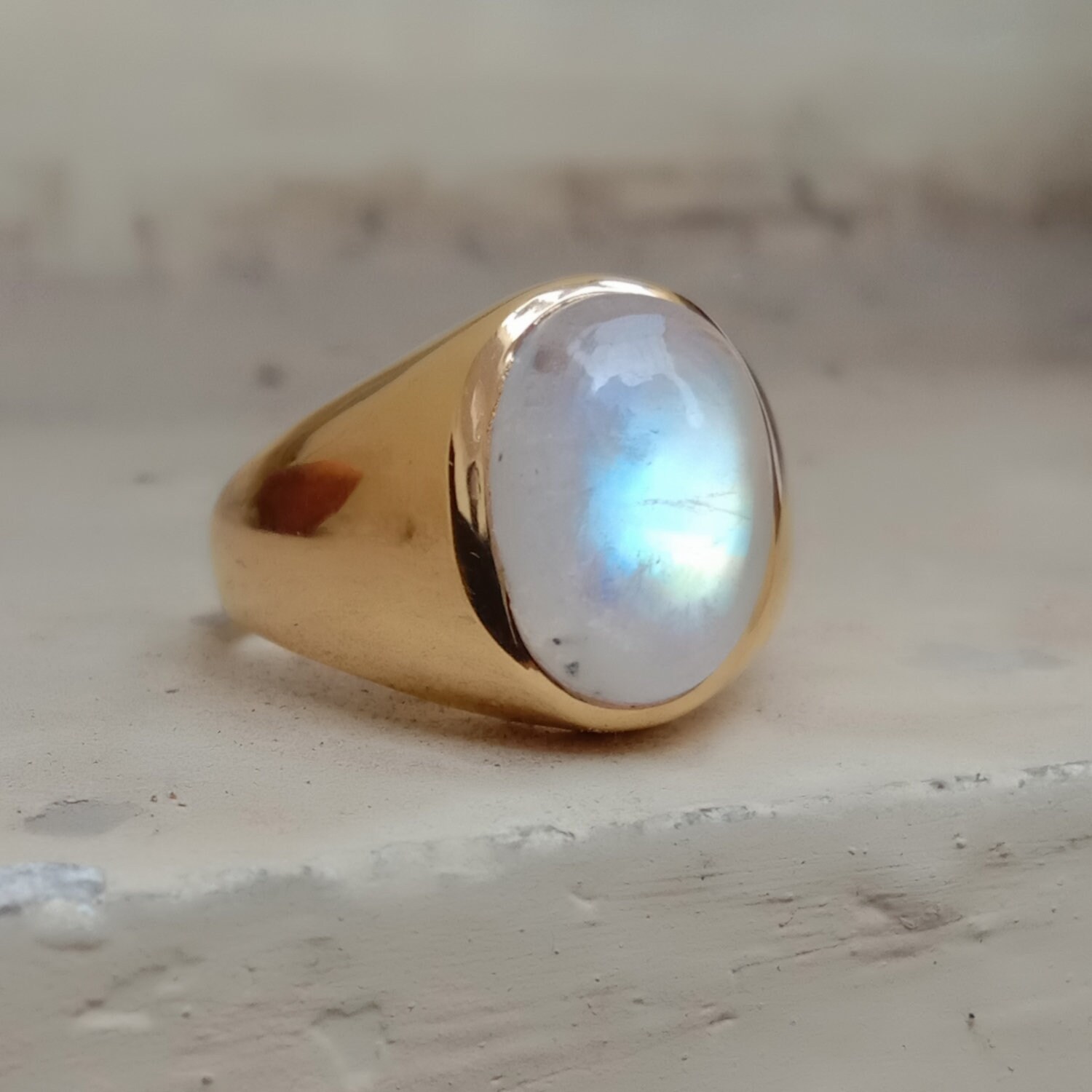 Oval Regenbogen Mondstein Ring 14K Gold Fill Kupfer Band Oval Regenbogen Mondstein Ring 14K Gold Fill Kupfer Band von gemsnjewels99