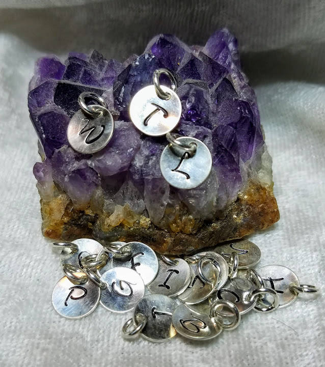 Charm Hinzufügen Personalisiert, Hand Gestempelt, Sterling Silber 9 Mm Disc Charm Hinzufügen Personalisiert, Hand Gestempelt, Sterling Silber 9 Mm Disc von gemstonetalisman