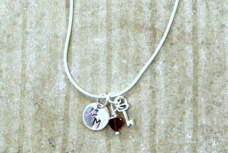 Der Schlüssel Zu Meinem Herzen... Silberner Skelett-Schlüssel Und Granat-Anhänger Mit Handgestempeltem Initialanhänger von gemstonetalisman