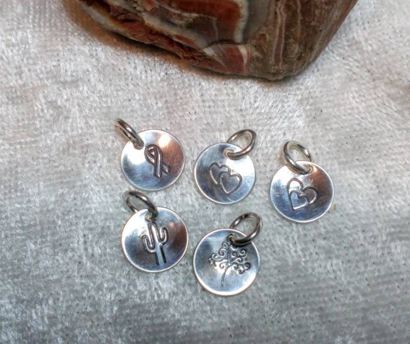 Neu Einen Charme Hinzufügen Hand Gestempelt Design, Sterling Silber 9mm Disc Neu Einen Charme Hinzufügen Hand Gestempelt Design, Sterling Silber 9mm Disc von gemstonetalisman