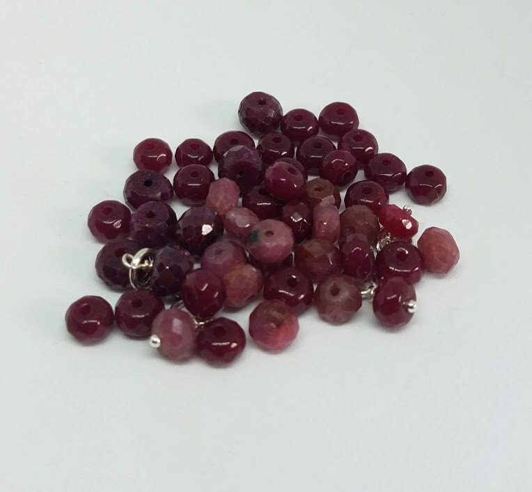 Roter Rubin Fügt Einen Anhänger Hinzu - Juli Birthstone Hand Gewickelt in Sterling Silber Roter Rubin Fügt Einen Anhänger Hinzu - Juli Birthstone Hand Gewickelt in Sterling Silber von gemstonetalisman